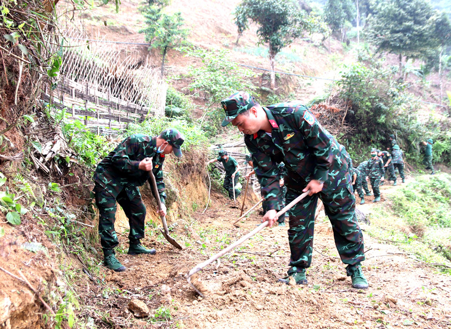 Lực lượng vũ trang tỉnh giúp nhân dân thôn Lùng Vài, xã Phương Độ (thành phố Hà Giang) mở đường giao thông nông thôn.
								Ảnh: PHƯƠNG THÙY
