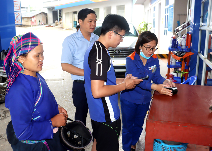 Petrolimex Hà Giang triển khai ứng dụng thanh toán không dùng tiền mặt tại các cửa hàng xăng dầu trên địa bàn tỉnh.