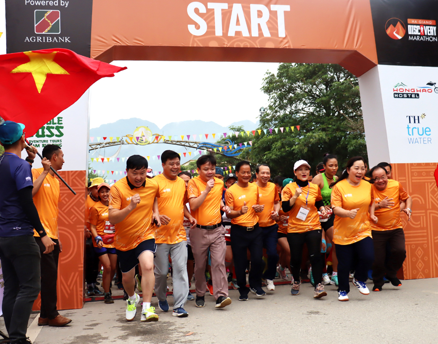Các đại biểu và vận động viên chạy cự ly 21 km. 