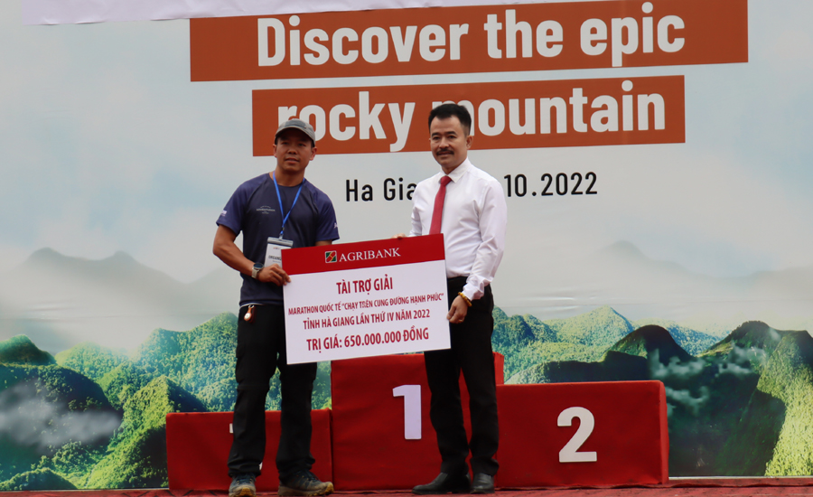 Ông Nguyễn Trung Tuyến, Giám đốc Agribank Chi nhánh Hà Giang trao biểu trưng kinh phí tài trợ cho giải. 