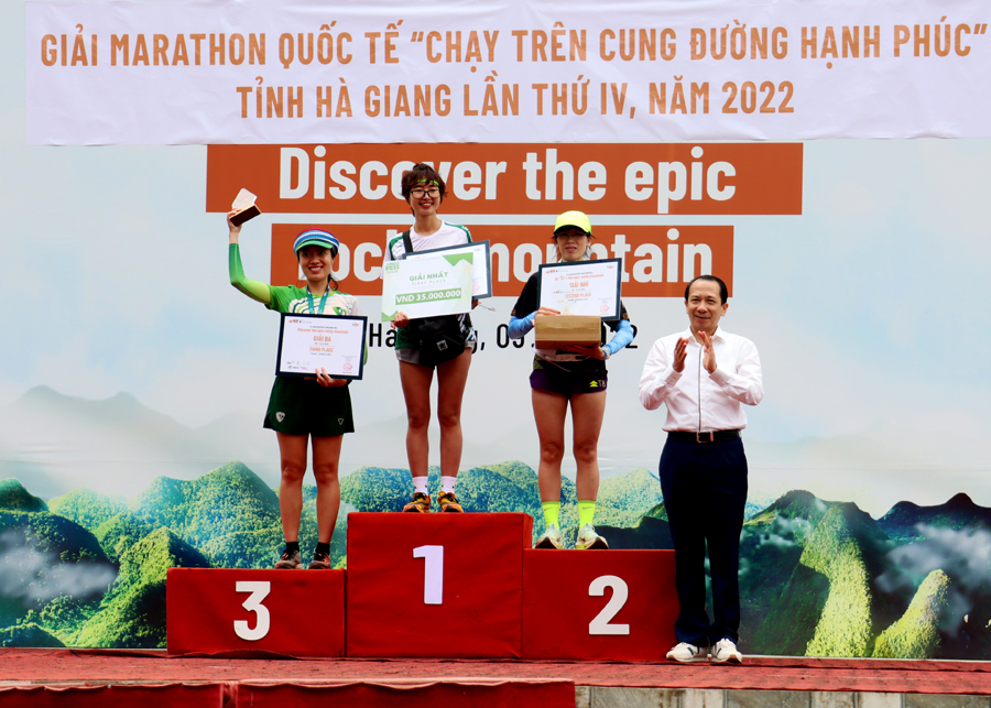 Phó Chủ tịch UBND tỉnh Trần Đức Quý trao giải cho các vận động viên nữ thi đấu ở cự ly 42km. 