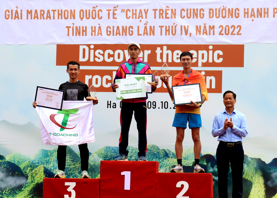 Giám đốc Sở Văn hóa, Thể thao và Du lịch Nguyễn Hồng Hải trao giải cho các vận động viên nam thi đấu ở cự ly 42km. 