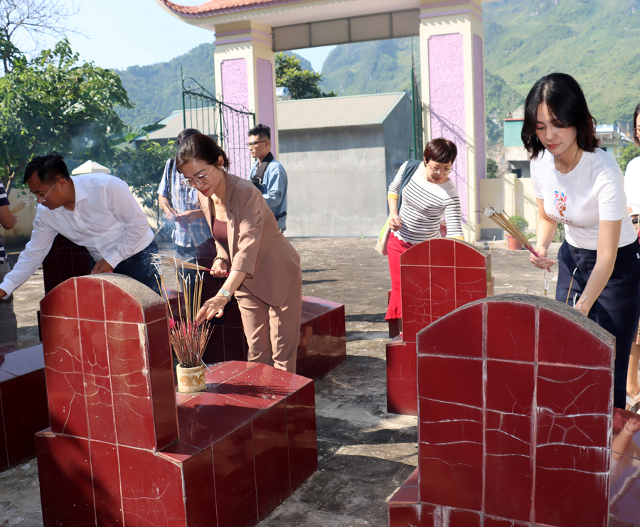Các đại biểu thắp hương lên các phần mộ liệt sỹ tại Nghĩa trang Liệt sỹ Thanh niên xung phong huyện Yên Minh. 