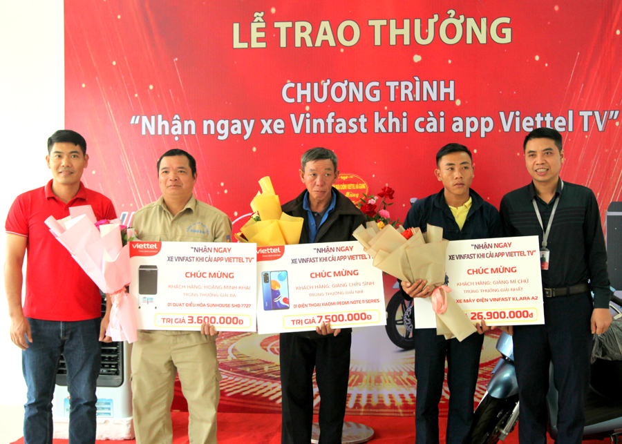 Lãnh đạo Viettel chi nhánh Hà Giang trao thưởng cho khách hàng.
