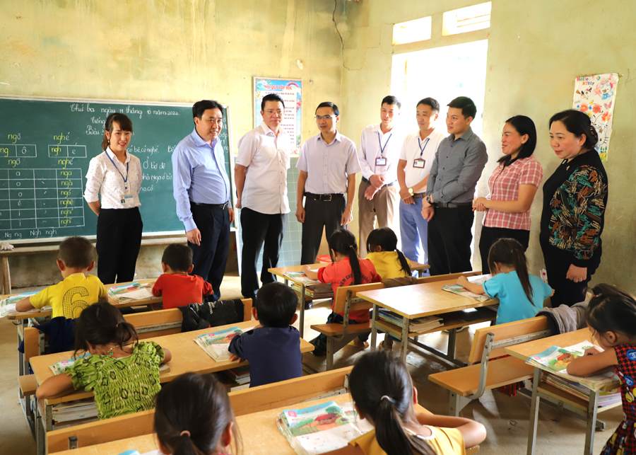 Phó Bí thư Tỉnh ủy Nguyễn Mạnh Dũng cùng đoàn công tác kiểm tra công tác dạy và học tại điểm trường thôn Phiêng Tòng.