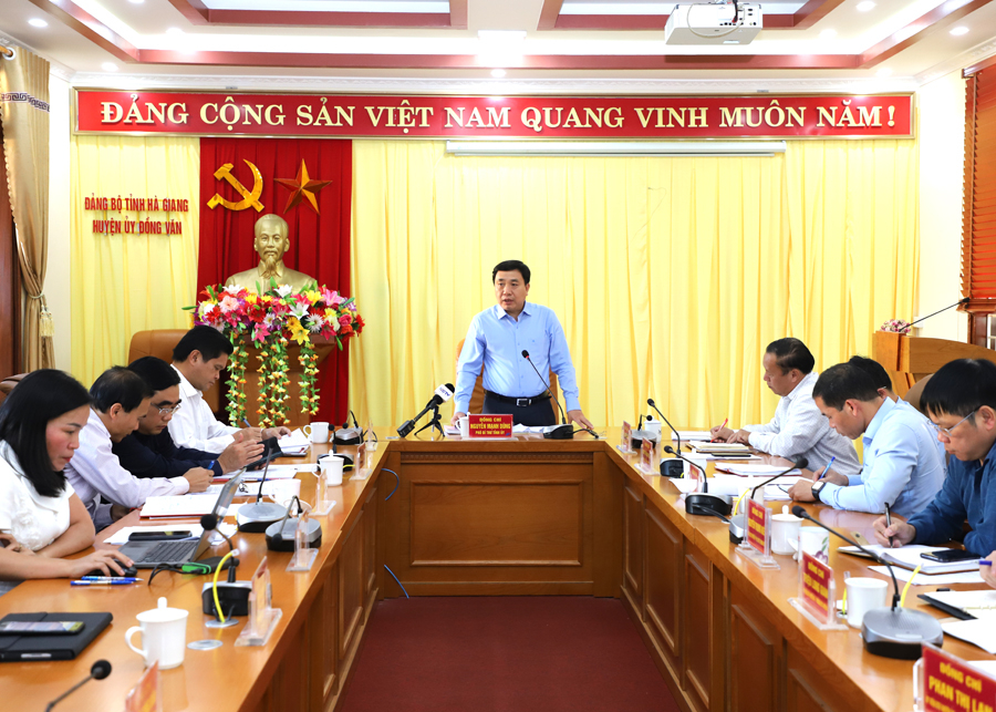 Phó Bí thư Tỉnh ủy Nguyễn Mạnh Dũng phát biểu kết luận tại buổi làm việc với BTV Huyện ủy Đồng Văn.