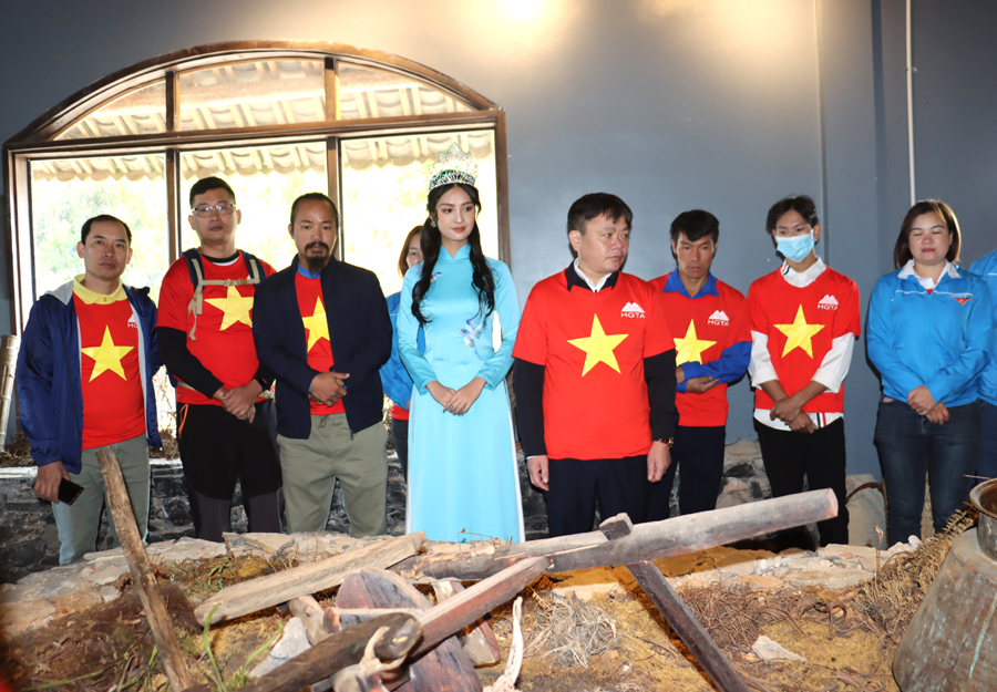 Các đại biểu tham qua Bảo tàng con đường Hạnh Phúc tại huyện Mèo Vạc