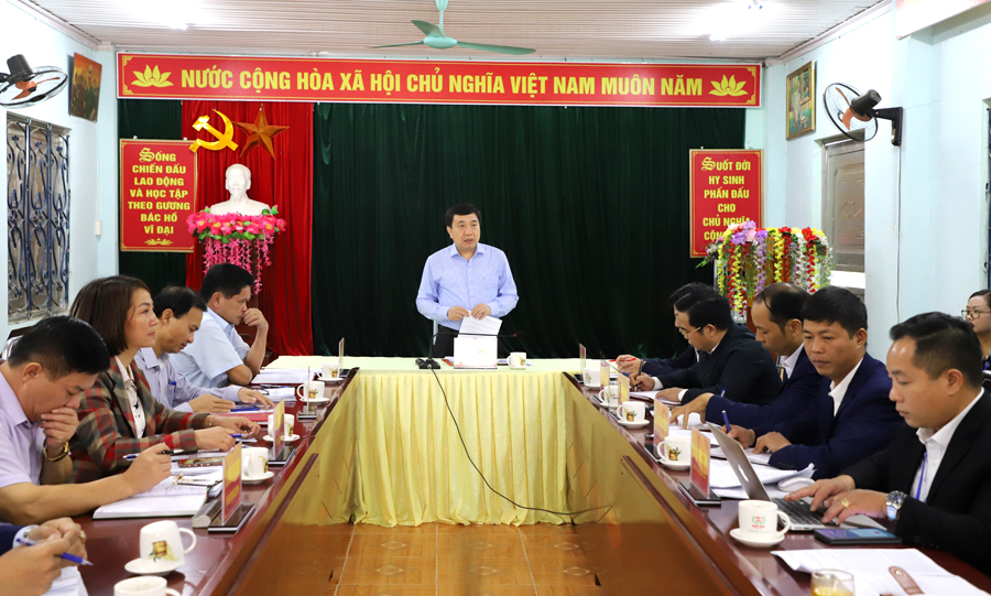 Đồng chí Nguyễn Mạnh Dũng, Phó Bí thư Tỉnh ủy phát biểu tại buổi làm việc với Đảng ủy xã Tụ Nhân.

