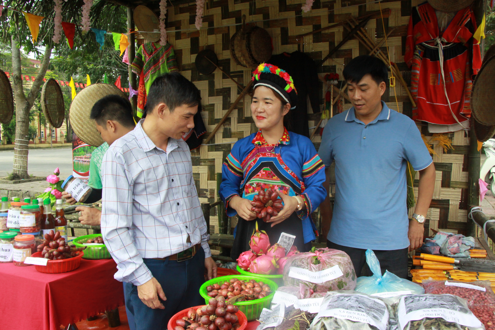 Giới thiệu các sản phẩm nông nghiệp đặc trưng của xã Tân Nam (Quang Bình) với du khách.