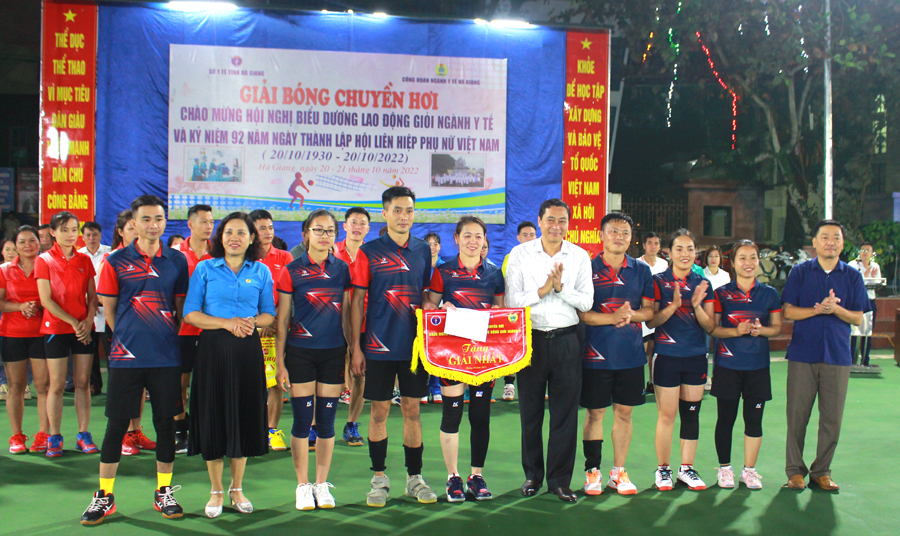 Lãnh đạo Sở Y tế trao giải Nhất cho đội thi Khối Y tế huyện Đồng Văn.
