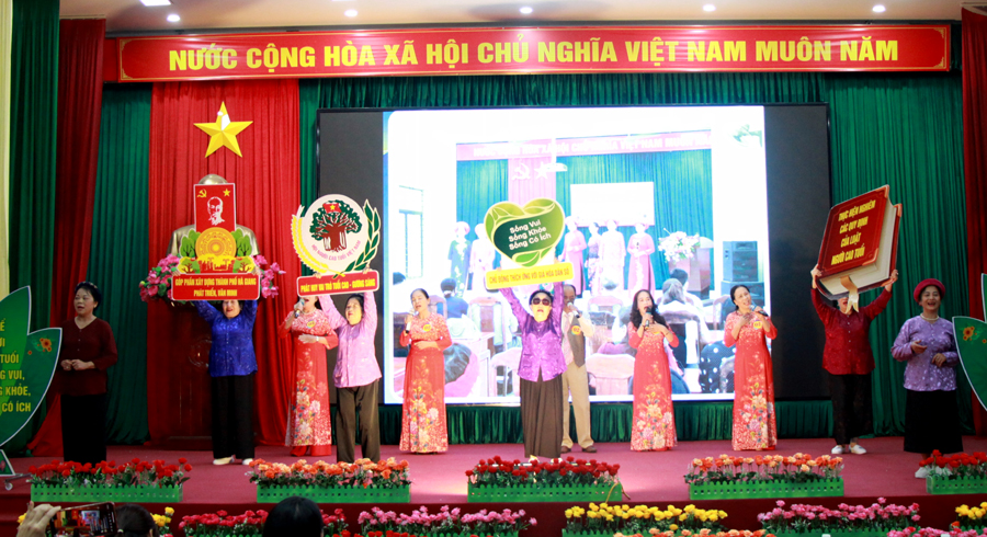 Phần chào hỏi ấn tượng của Hội Người cao tuổi phường Nguyễn Trãi 
