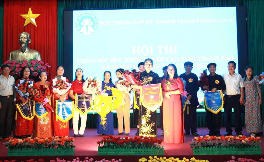 Ban Tổ chức trao giải Nhất cho Hội Người cao tuổi phường Nguyễn Trãi
