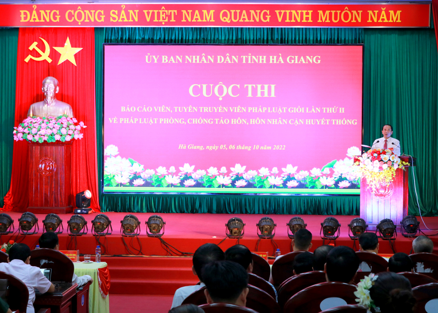 Phó Chủ tịch UBND tỉnh Trần Đức Quý phát biểu khai mạc cuộc thi.
