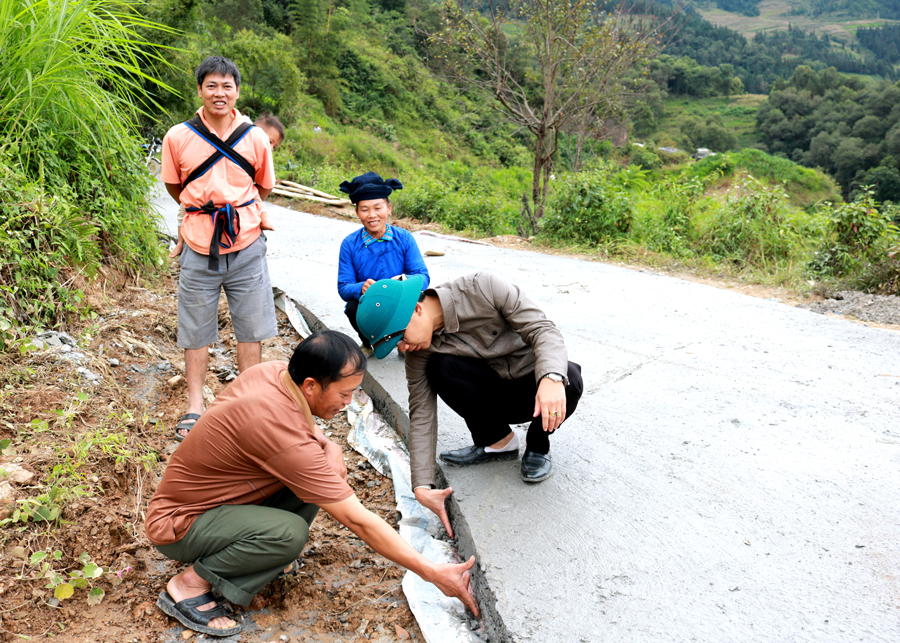 Giám sát đầu tư cộng đồng xã Nghĩa Thuận (Quản Bạ) kiểm tra công trình đường bê tông nông thôn.
