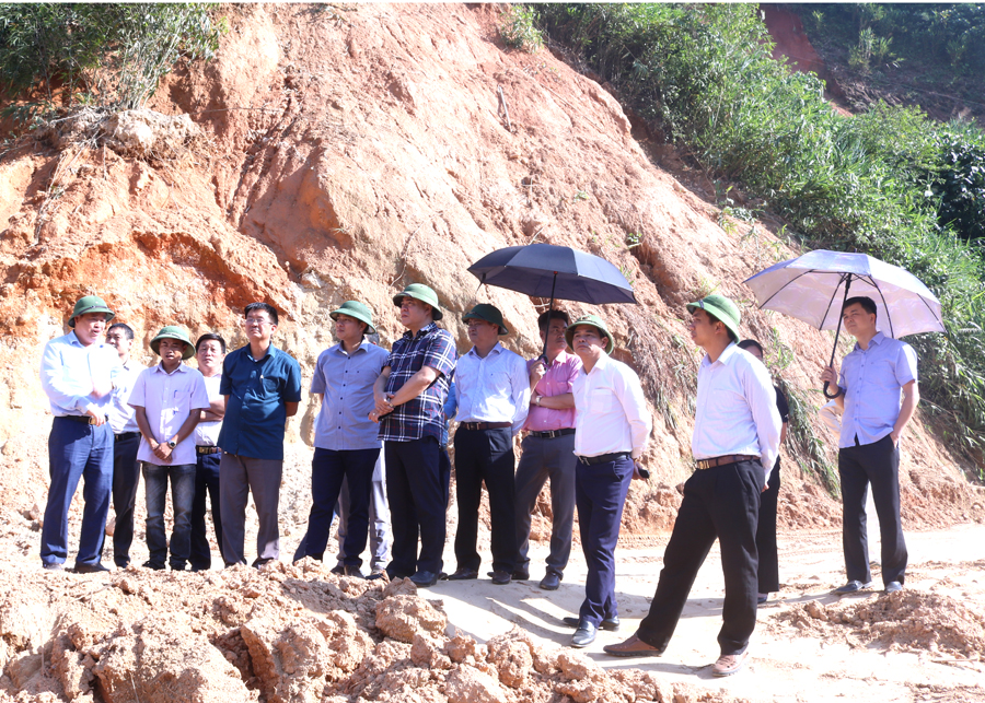 Phó Chủ tịch Thường trực UBND tỉnh Hoàng Gia Long kiểm tra tiến độ thi công nhà máy thủy điện tại xã Xuân Minh.
