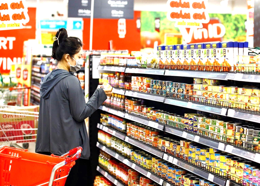 Người tiêu dùng lựa chọn thực phẩm đóng hộp do Việt Nam sản xuất, tại siêu thị WinMart+, phường Nguyễn Trãi (thành phố Hà Giang). 	Ảnh: ĐỨC NINH
