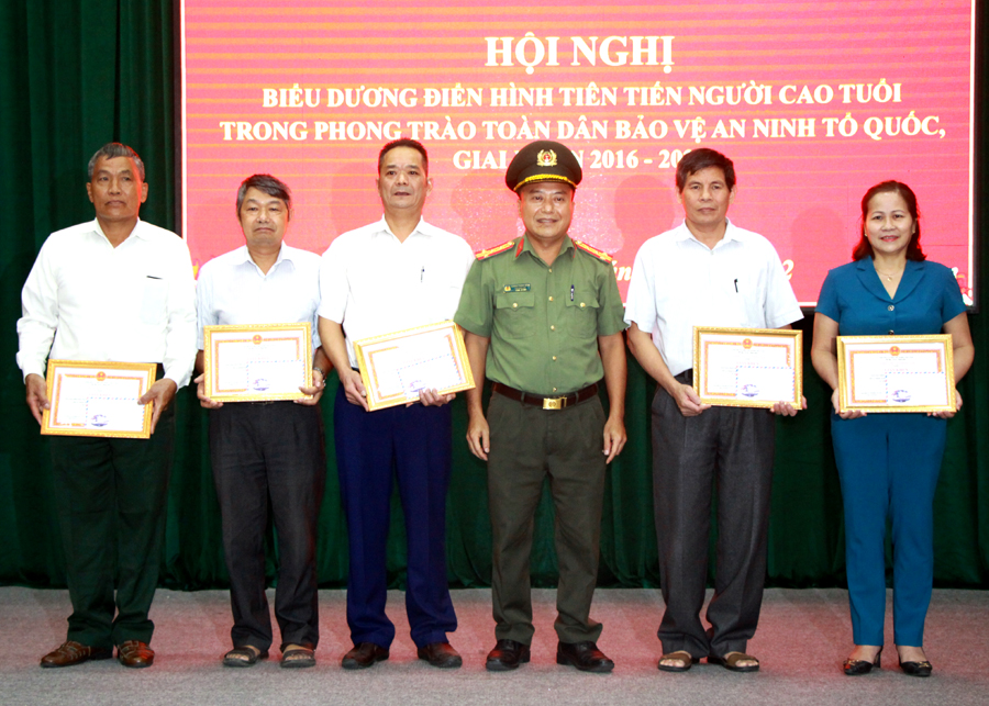 Lãnh đạo Công an tỉnh trao Giấy khen cho các tập thể có thành tích xuất sắc trong phong trào toàn dân bảo vệ an ninh Tổ quốc, giai đoạn 2016 - 2021.
