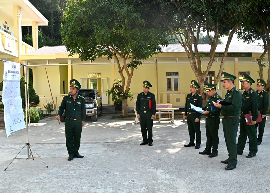 Đoàn công tác kiểm tra tác chiến tại Đồn Biên phòng Bạch Đích (Yên Minh).

