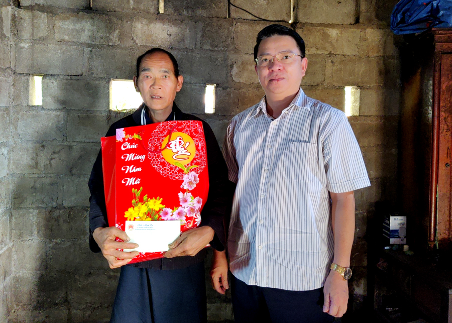Trưởng ban Dân vận Tỉnh ủy Trần Mạnh Lợi tặng quà cho đại diện dòng họ Lầu, thôn Quán Xí.
