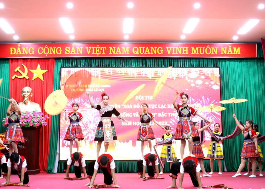 Học sinh Trường THCS Lê Lợi (thành phố Hà Giang) biểu diễn múa dân tộc Mông.