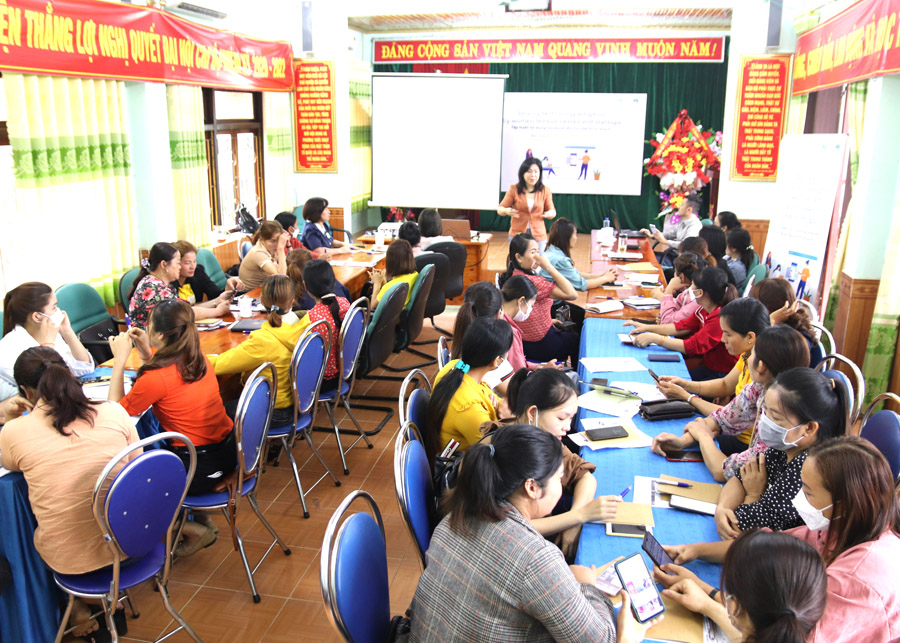 Phụ nữ Bắc Quang tham gia tập huấn sử dụng Facebook để thúc đẩy kinh doanh.
 						Ảnh: CTV

