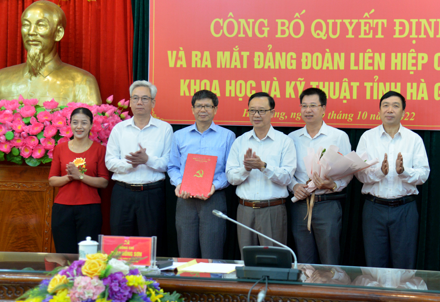 Phó Bí thư Thường trực Tỉnh ủy, Chủ tịch HĐND tỉnh Thào Hồng Sơn trao Quyết định cho Đảng đoàn Liên hiệp các hội Khoa học và Kỹ thuật tỉnh.
