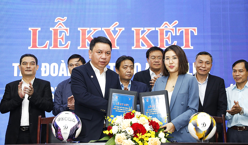 Tổng Thư ký VFF Lê Hoài Anh và bà Lê Vũ Hồng Ngọc - Giám đốc marketing Tập đoàn thể thao Động Lực.