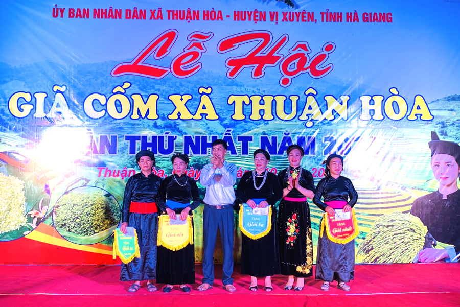 Lãnh đạo xã Thuận Hoà trao giải cho các đội thi giã cốm