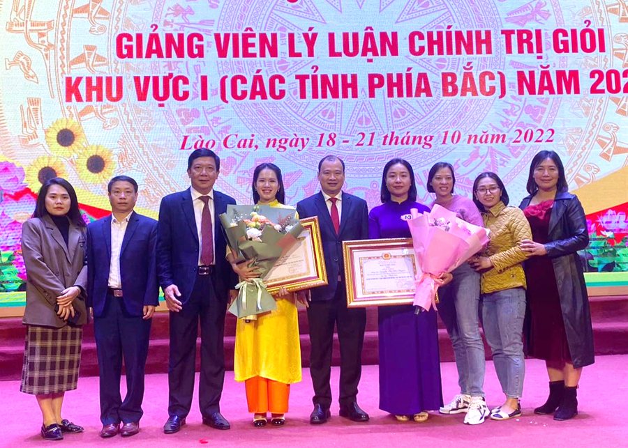 Cán bộ đoàn Hà Giang chia vui với 2 thí sinh của tỉnh giành giải Ba và giải Khuyến khích Hội thi.  (ảnh CTV)