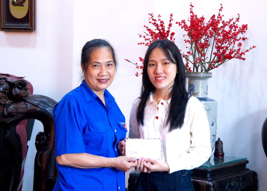 Em Trần Vân Trang 3 năm liền được nhận phần thưởng từ Quỹ Khuyến học tỉnh.
