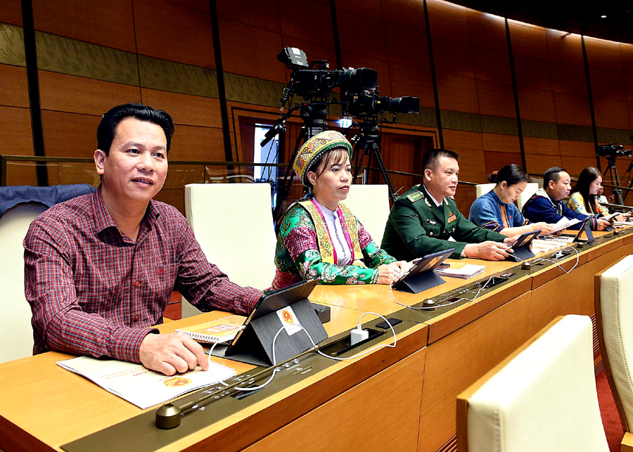 Đoàn ĐBQH Hà Giang tham dự chương trình thảo luận ngày 31.10 tại Kỳ họp thứ 4, Quốc hội khóa XV về thực hành tiết kiệm, chống lãng phí. Ảnh CTV
