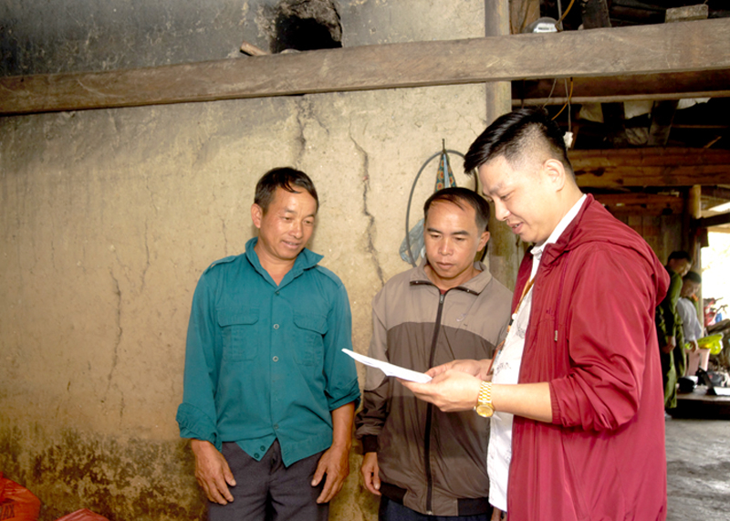 Điều tra viên xã Chế Là thu thập thông tin, rà soát hộ nghèo tại thôn Gì Thàng.
