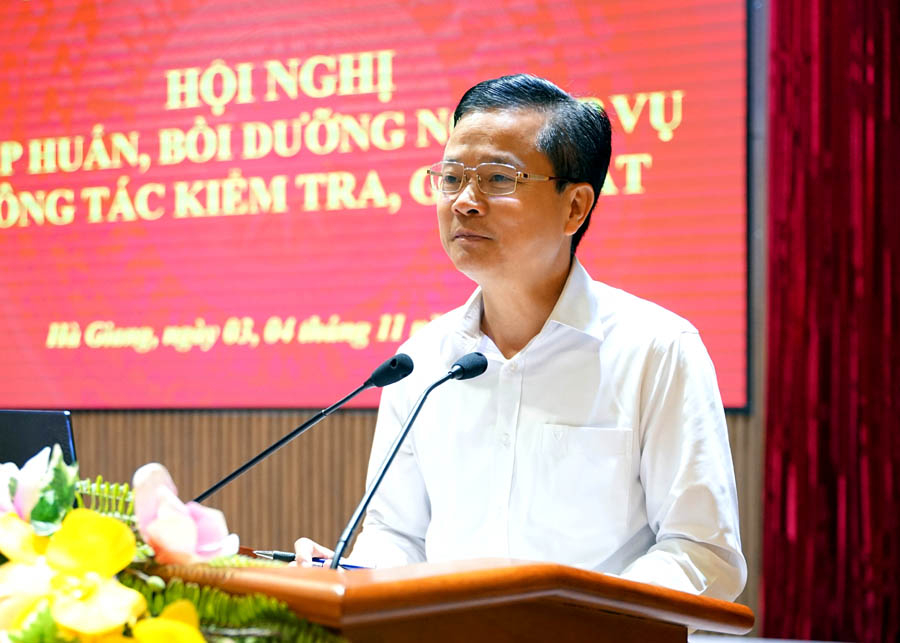 Đồng chí Trần Quang Minh, Ủy viên BTV Tỉnh ủy, Chủ nhiệm Ủy ban Kiểm tra Tỉnh ủy phát biểu tại hội nghị.