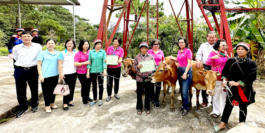 Hội viên, phụ nữ nghèo xã Na Khê (Yên Minh) được hỗ trợ bò theo Chương trình “Đồng hành cùng phụ nữ biên cương”.
