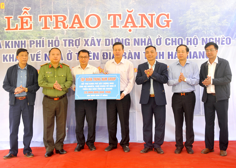Đại diện lãnh đạo Tập đoàn Trung Nam Group trao biểu trưng kinh phí hỗ trợ xây dựng nhà ở cho hộ nghèo khó khăn về nhà ở trên địa bàn tỉnh với số tiền 25 tỷ đồng.
