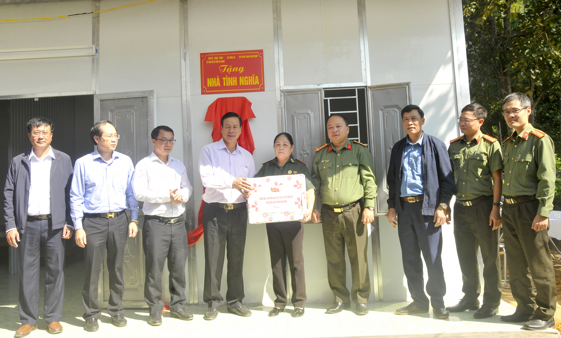 Chủ tịch UBND tỉnh Nguyễn Văn Sơn tặng quà gia đình bà Phùng Thị Thúy Lan.