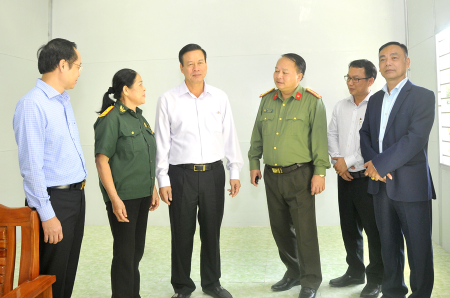 Chủ tịch UBND tỉnh Nguyễn Văn Sơn thăm hỏi đời sống gia đình bà Phùng Thị Thúy Lan.
