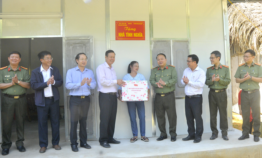 Chủ tịch UBND tỉnh Nguyễn Văn Sơn tặng quà gia đình bà Hoàng Thị Nga.
