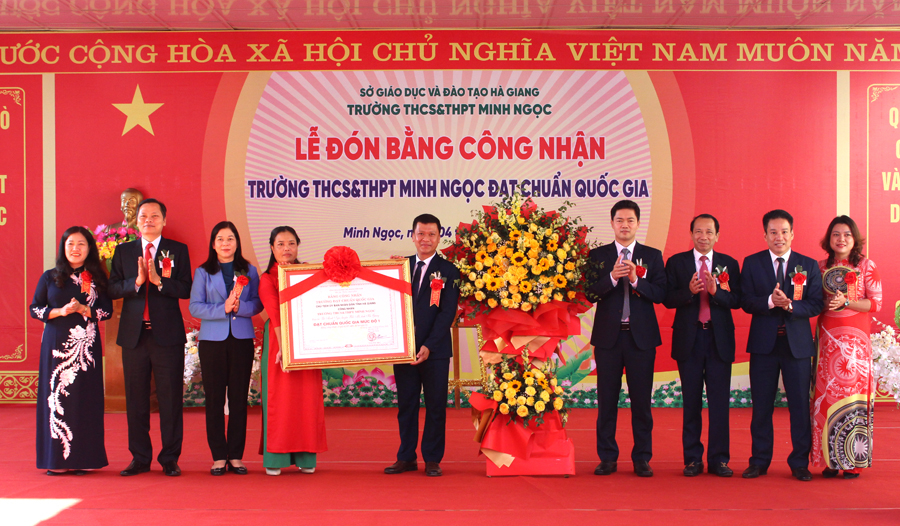 Trường THCS&THPT Minh Ngọc đón Bằng công nhận đạt chuẩn Quốc gia mức độ I.
