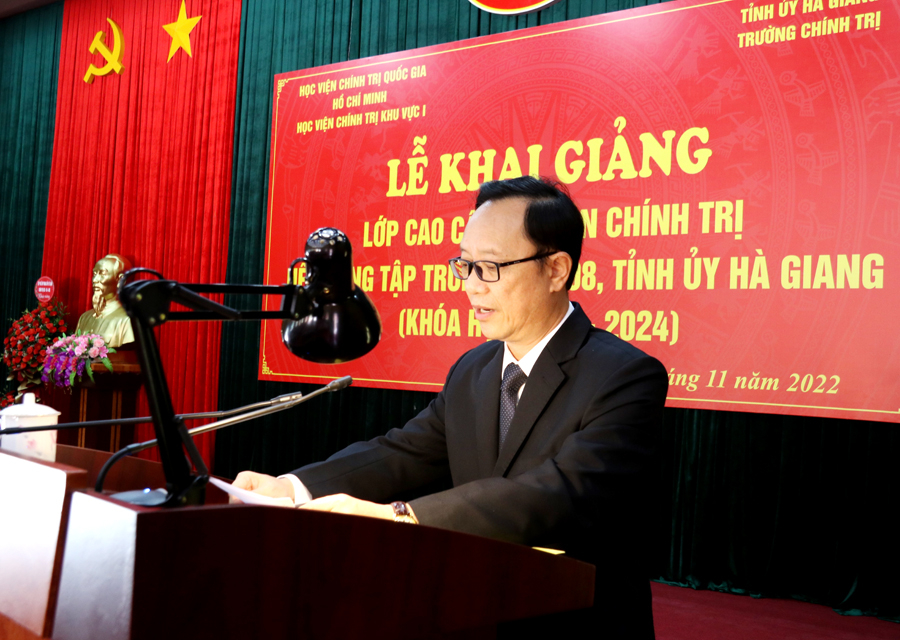 Đồng chí Thào Hồng Sơn, Phó Bí thư Thường trực Tỉnh ủy, Chủ tịch HĐND tỉnh phát biểu tại lễ khai giảng 

