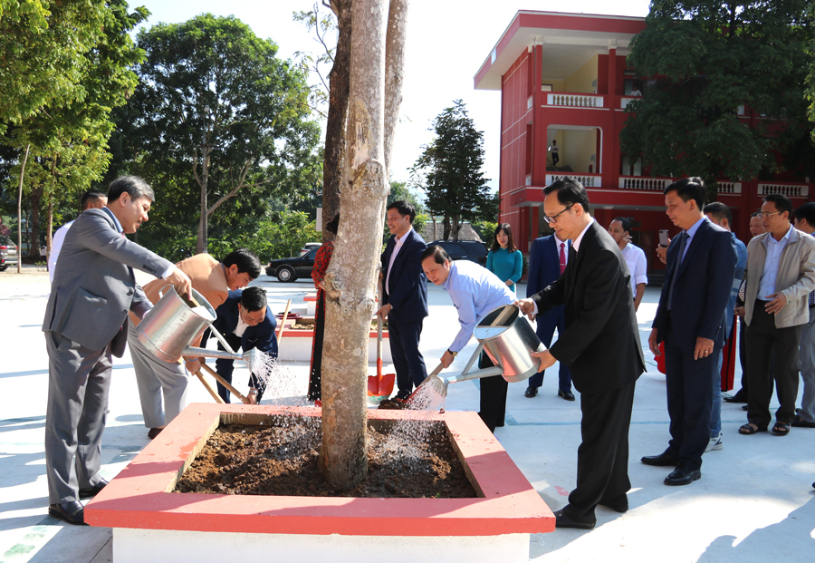 Các đồng chí lãnh đạo trồng cây trong khuôn viên Trường Chính trị tỉnh


