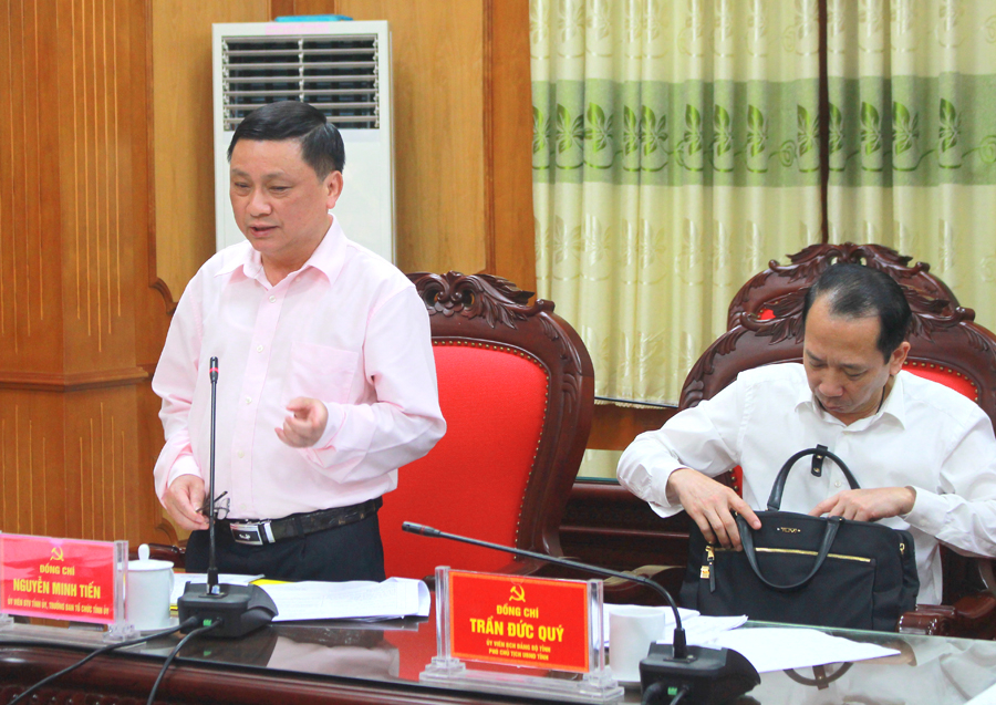 Trưởng Ban Tổ chức Tỉnh ủy Nguyễn Minh Tiến tham gia ý kiến về một số tác phẩm tham gia giải.
