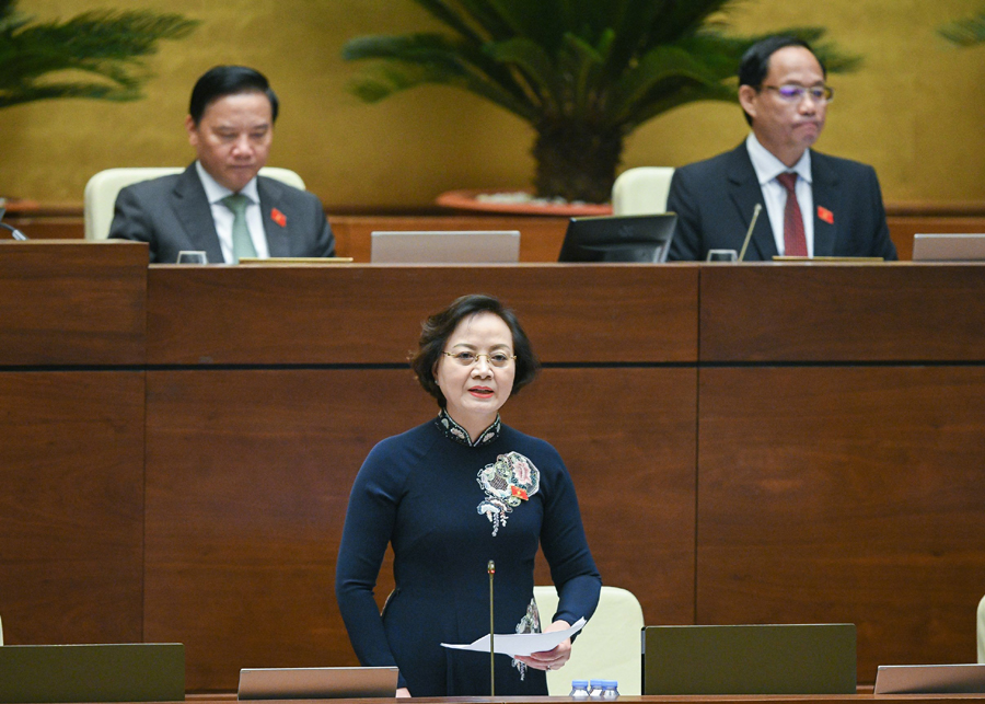 Bộ trưởng Bộ Nội vụ Phạm Thị Thanh Trà trả lời nội dung chất vấn của đại biểu Vương Thị Hương
