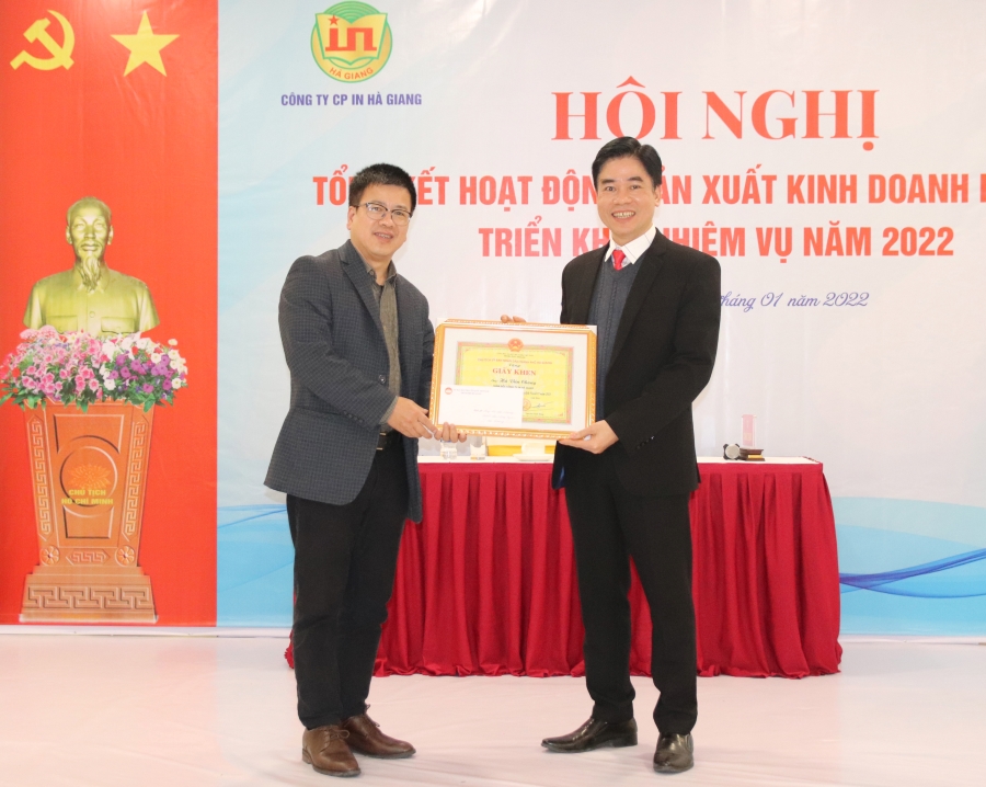 Tổng Biên tập Báo Hà Giang Nguyễn Trung Thu trao danh hiệu Doanh nghiệp đạt chuẩn văn hóa tiêu biểu của UBND thành phố Hà Giang cho Công ty Cổ phần In.