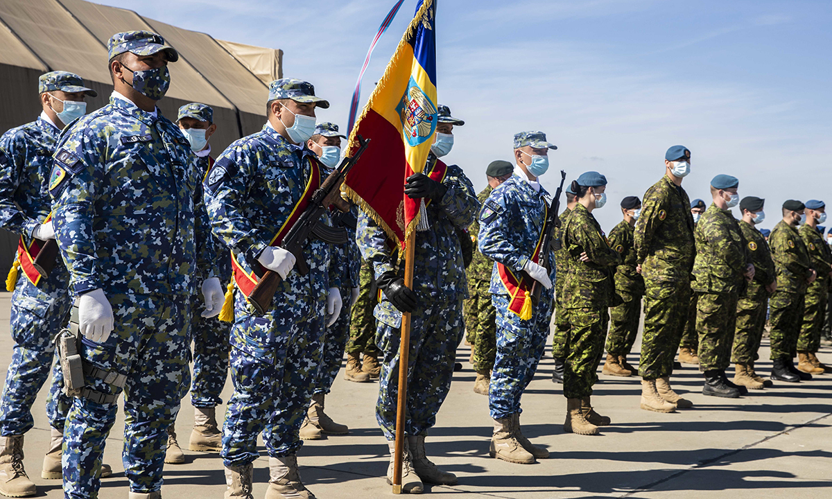 Binh sĩ Romania và Canada trong lễ trao chứng nhận sẵn sàng chiến đấu của NATO tại căn cứ không quân Mihail Kogalniceanu tháng 9/2021. 