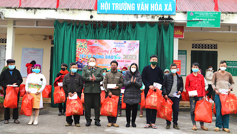 Giám đốc Công an tỉnh Phan Huy Ngọc và lãnh đạo huyện Mèo Vạc trao quà cho các hộ gia đình chính sách, hộ nghèo xã Pả Vi.