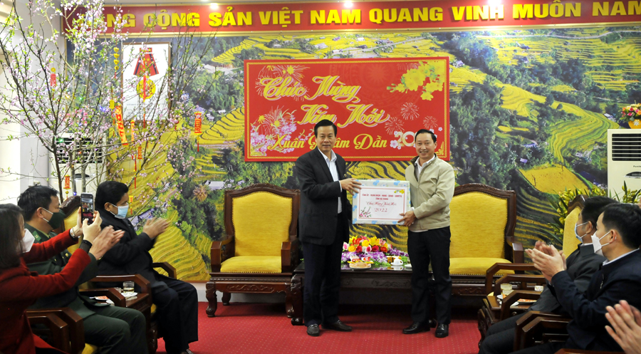 Chủ tịch UBND tỉnh Nguyễn Văn Sơn tặng quà Tết Đảng bộ, chính quyền và nhân dân các dân tộc huyện Hoàng Su Phì.