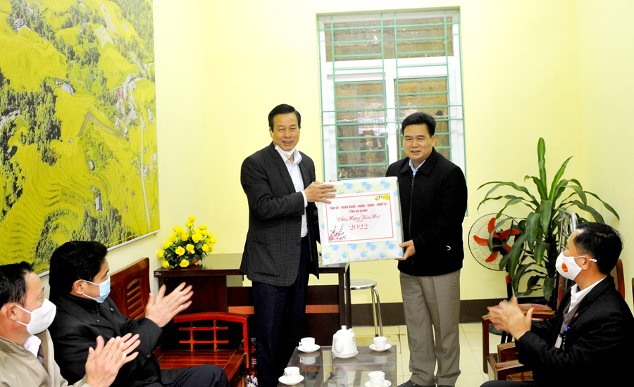 Chủ tịch UBND tỉnh Nguyễn Văn Sơn tặng quà Tết Đảng bộ, chính quyền và nhân dân các dân tộc thị trấn Vinh Quang.