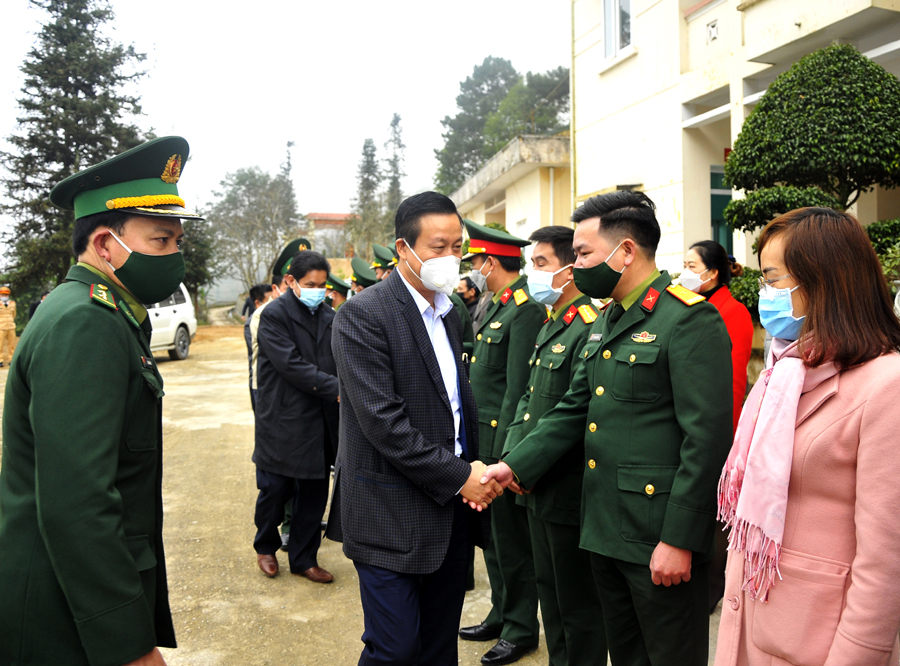Chủ tịch UBND tỉnh Nguyễn Văn Sơn thăm cán bộ, chiến sỹ Đồn Biên phòng Thàng Tín.