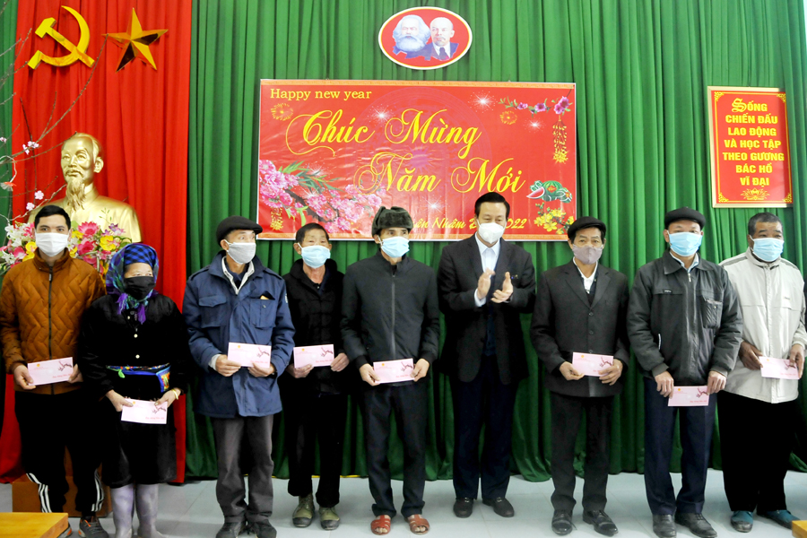 Chủ tịch UBND tỉnh Nguyễn Văn Sơn tặng quà Tết người có uy tín các xã biên giới huyện Hoàng Su Phì.